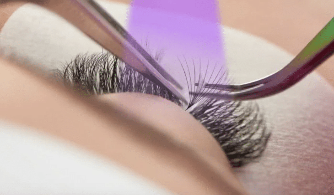 Nouveauté: extensions de cils avec colle UV - une révolution pour les yeux sensibles !