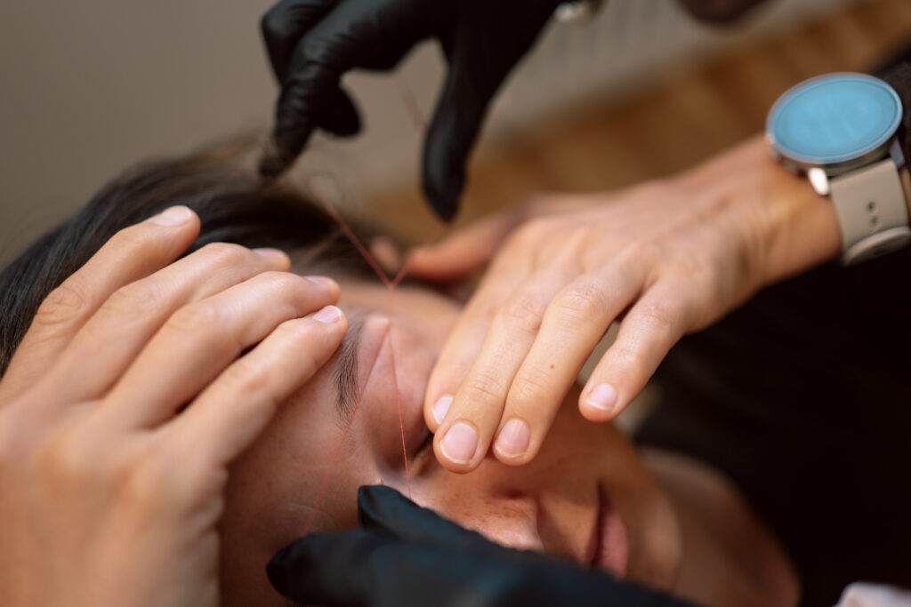 Pourquoi choisir l’épilation au fil ? Une méthode douce, précise et naturelle