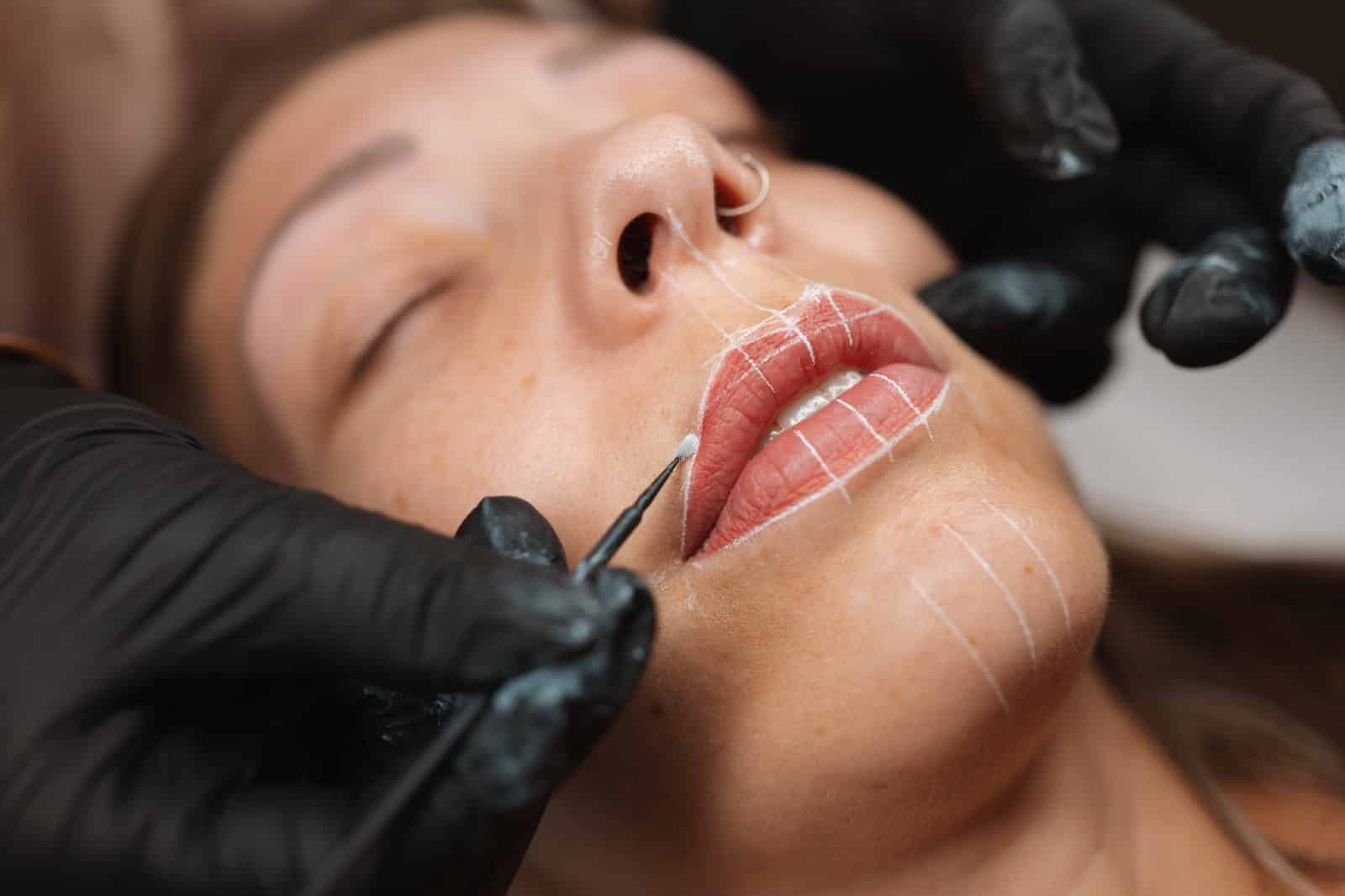 Découvrez le maquillage semi-permanent des lèvres, étape par étape.